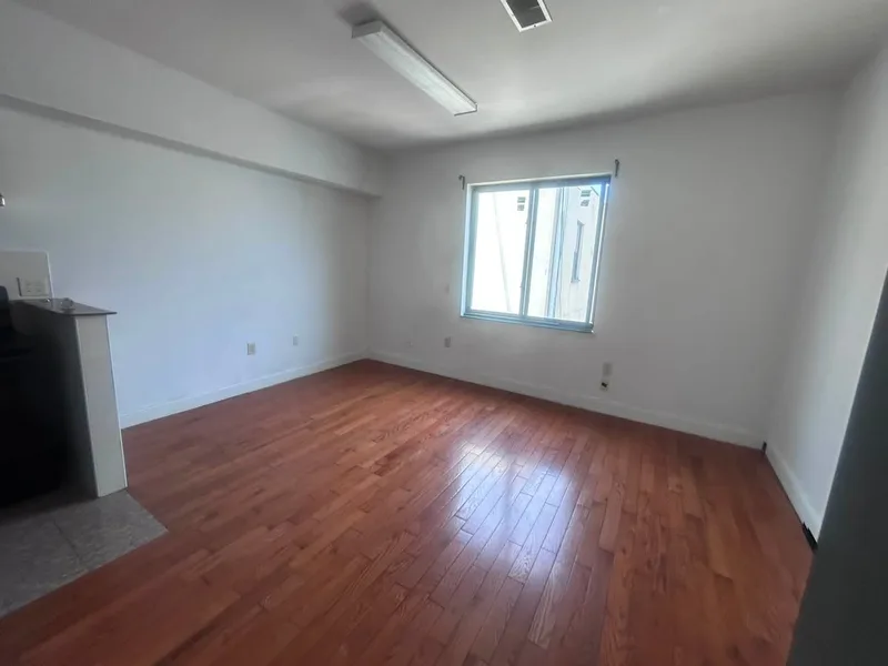 Private room in West End share house