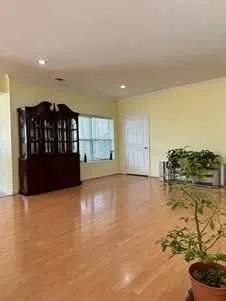 Private room in 2BR apartment near campus