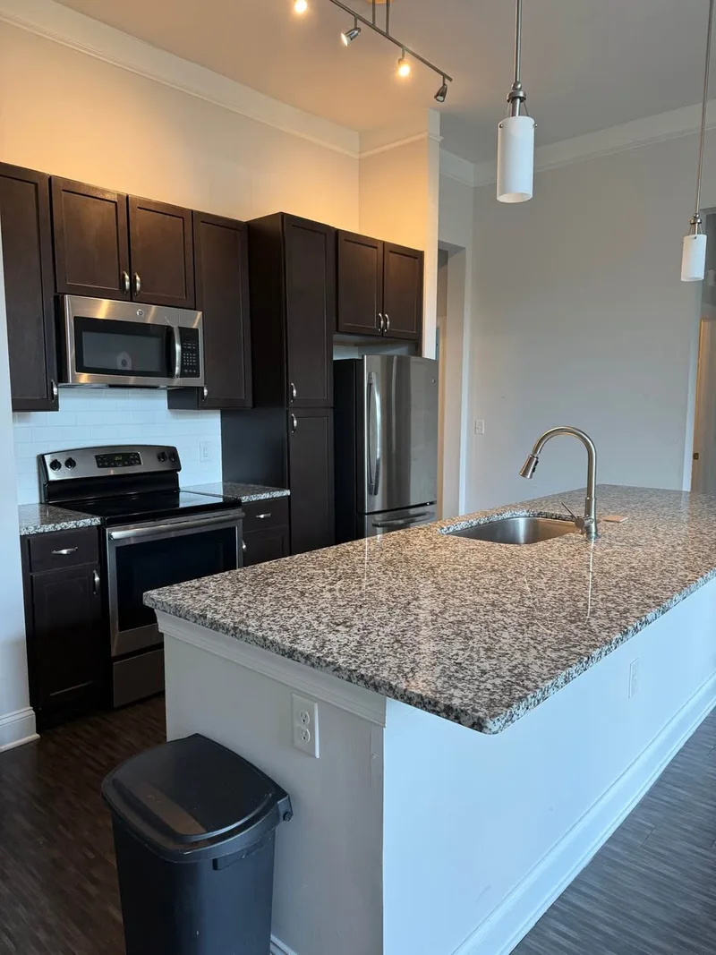 Private room in sunny 3BR Back Bay apt