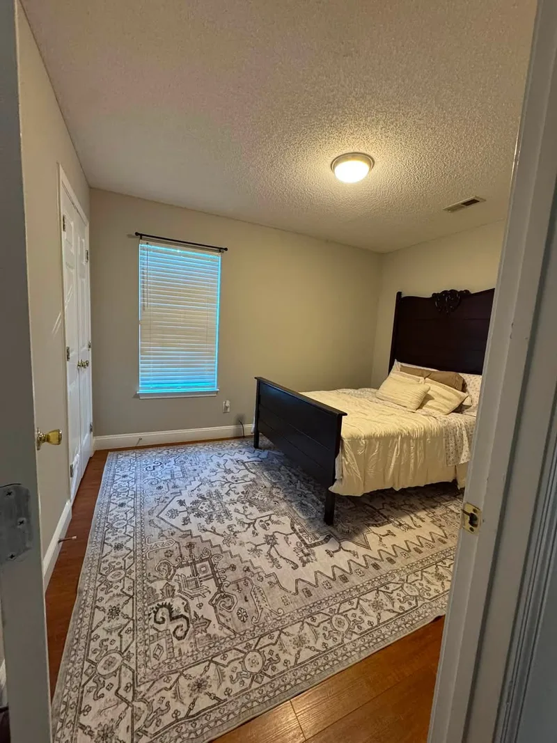 Room for rent in a 3-bedroom house