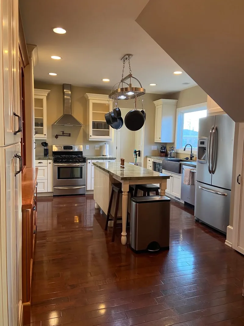 Room for rent in a 3-bedroom house