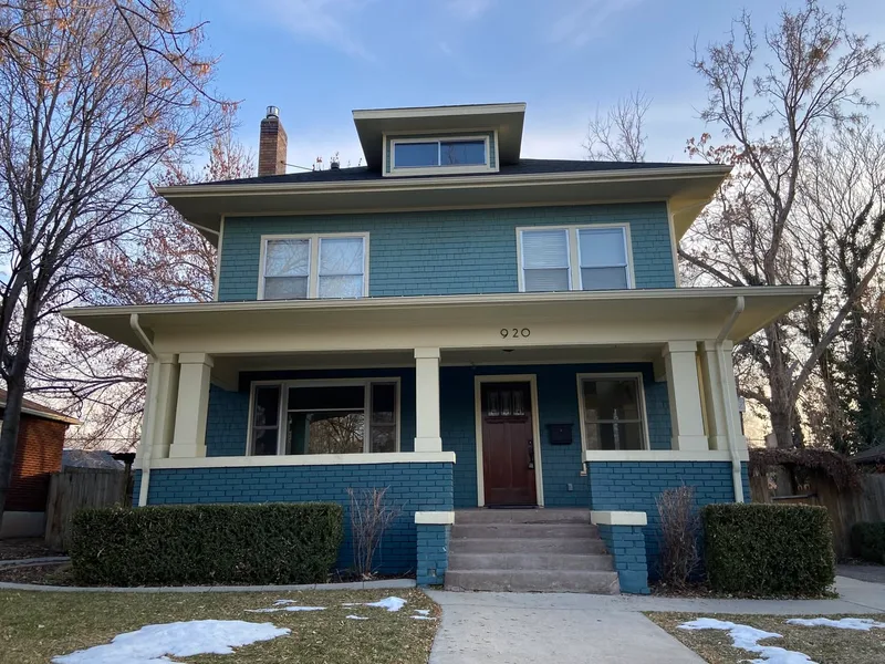 Room for rent in a 3-bedroom house