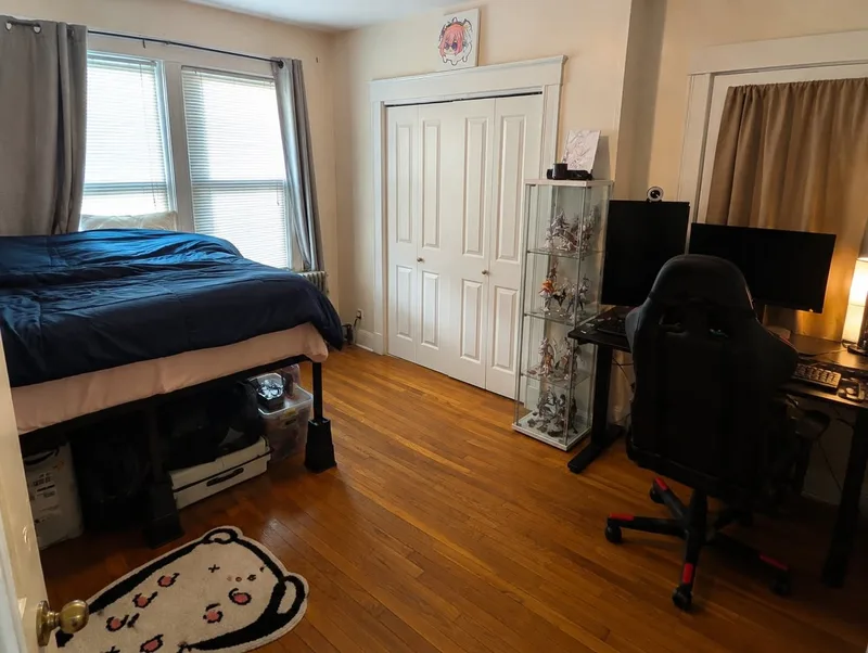 Quiet room in 3BR Belmont house