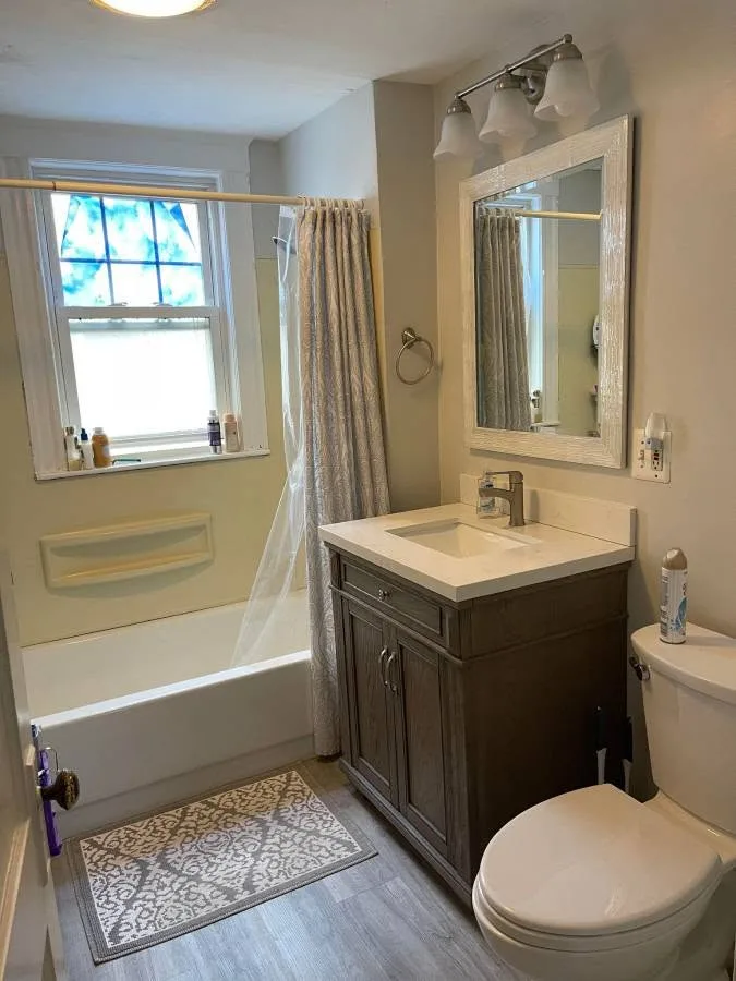 Quiet room in 3BR Belmont house