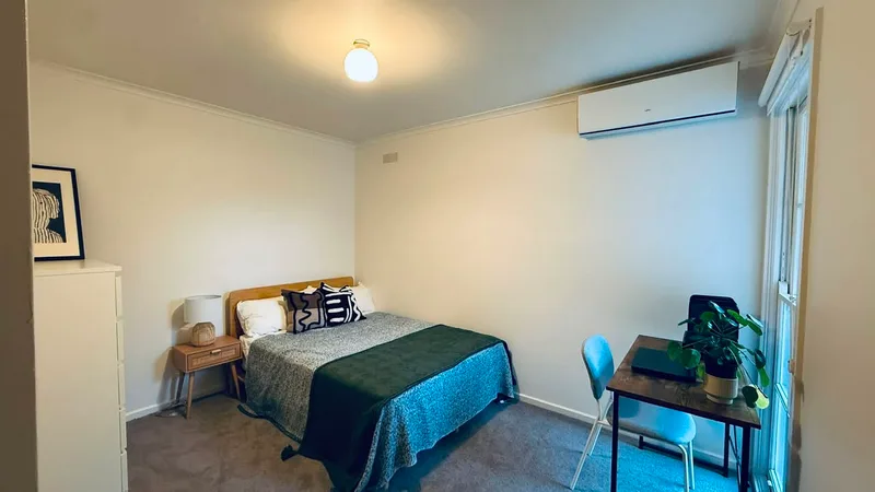 Spacious room near USC campus