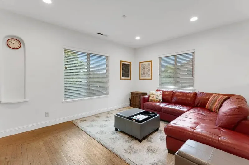Modern room near Murdoch
