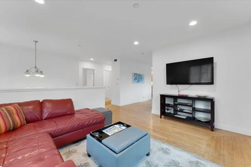 Modern room near Murdoch