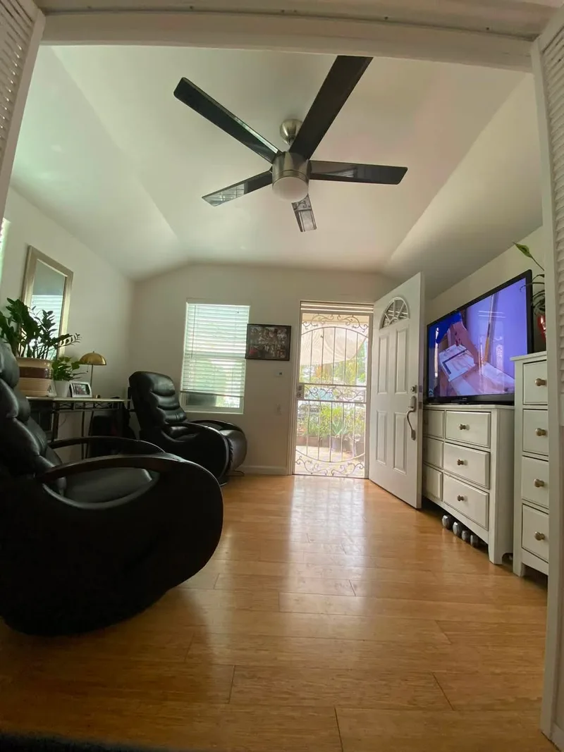 Private room in 2BR apartment near UH, veg kitchen