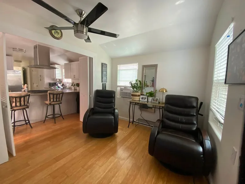 Private room in 2BR apartment near UH, veg kitchen
