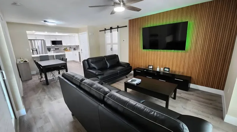 Private room in Champaign townhouse, 5 min from campus