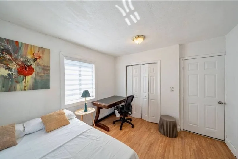 Spacious shared room in house near downtown