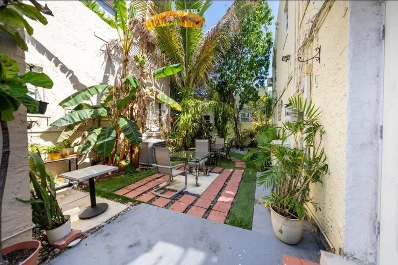 Spacious shared room in house near downtown
