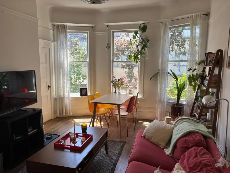 Private room in modern Parkville apartment