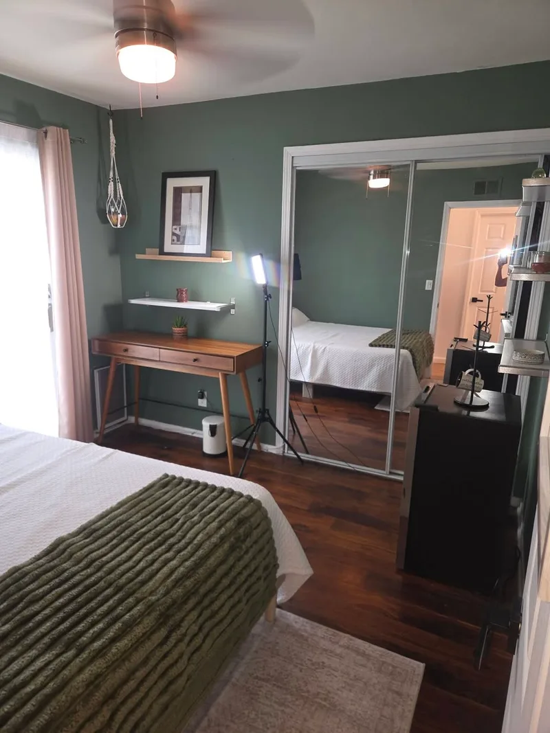Private room in Stony Brook Village apartment
