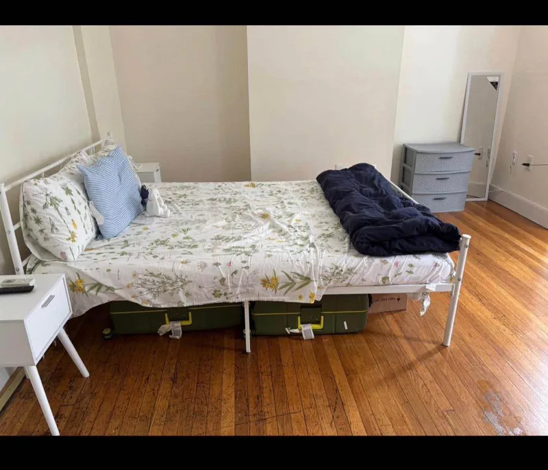 Private furnished room in Greenpoint, 15 min to Columbia