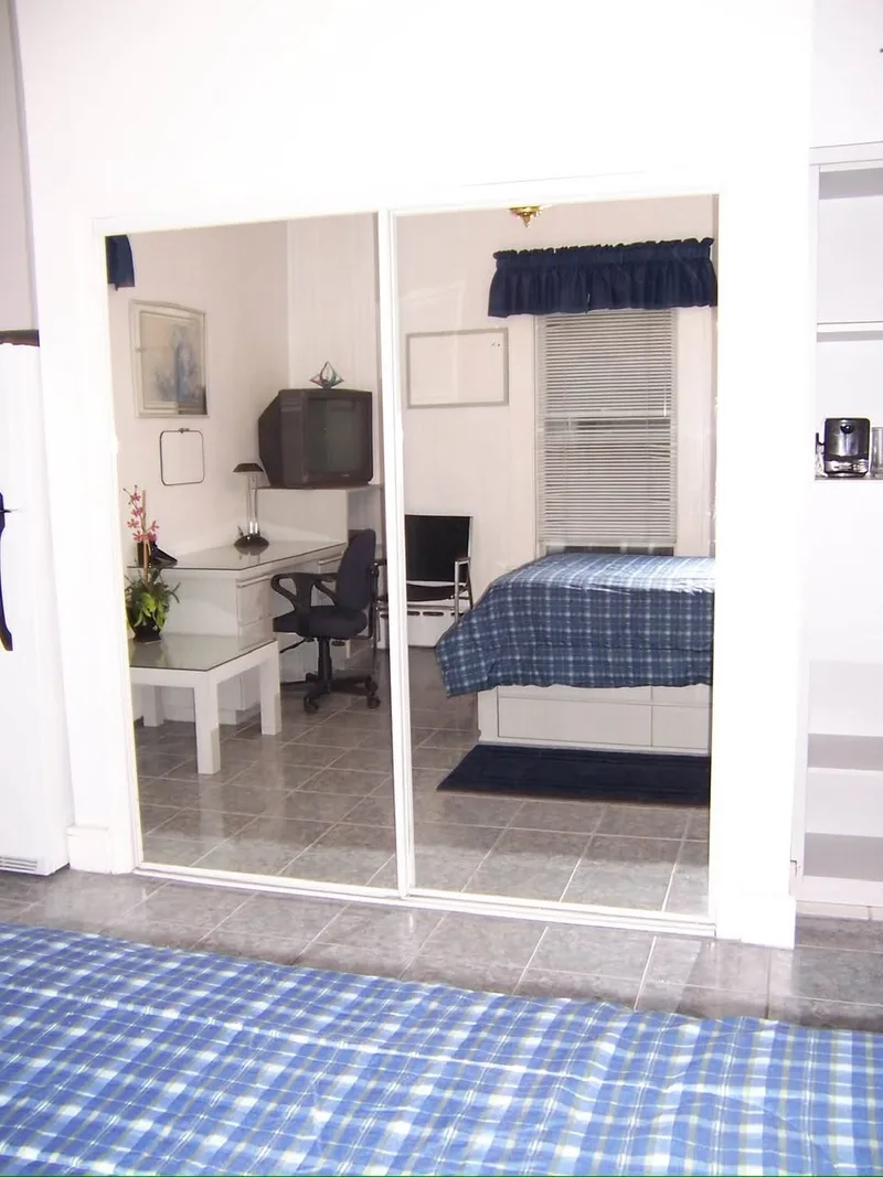 Spacious room in quiet Westside home
