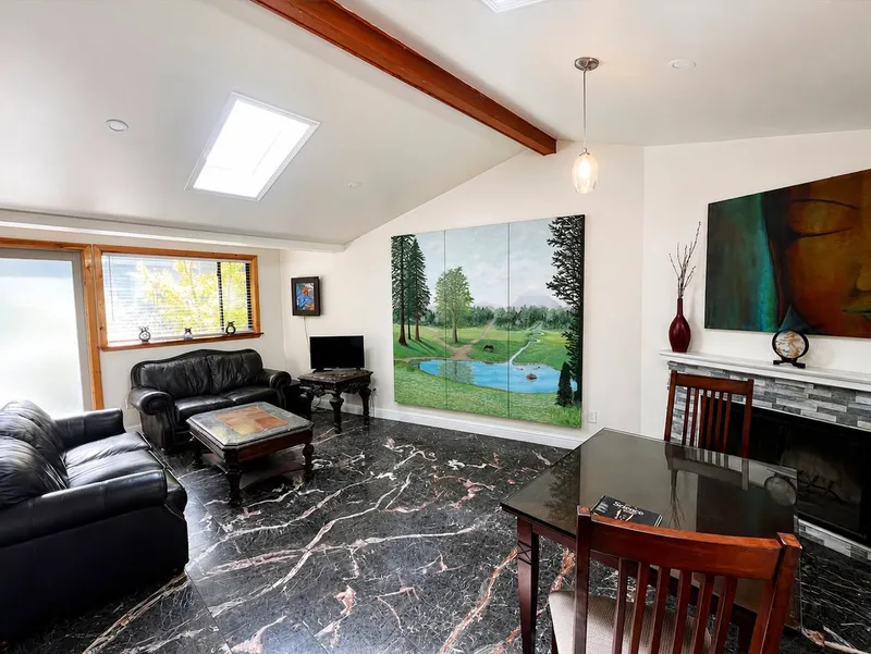 Furnished private room in 2BR near Columbia