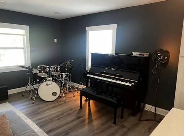 Spacious room in Montrose 3BR apt, veg kitchen